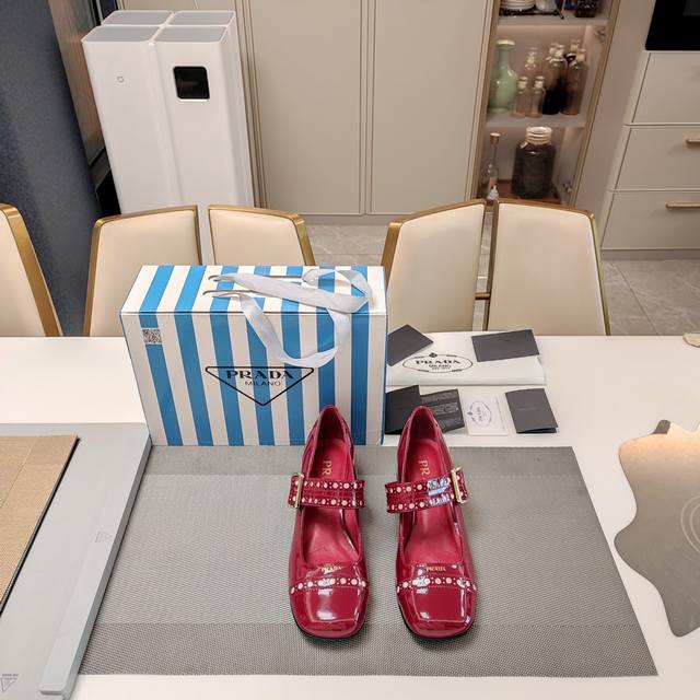 冲孔饰金属搭扣端庄风玛丽珍单鞋系列 顶级包装配套最高版本 PRADA 2025s普拉达春夏新品， 顶级版本 实力来袭！手工撞钉冲孔饰金属搭扣端庄风玛丽珍单鞋，少