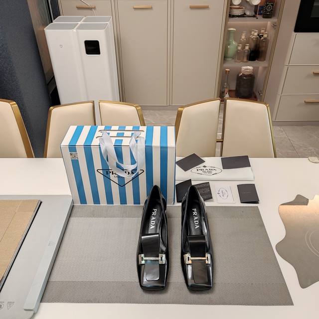 方头露舌皮饰金属扣头穆勒单鞋系列 顶级包装配套最高版本 PRADA 2025s普拉达春夏新品， 顶级版本 实力来袭！复古时尚普拉达公主糖果风格单鞋，少女必备 制