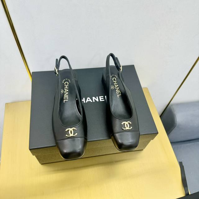 Chanel香奈儿 2024专柜顶级玛丽珍单鞋拖鞋这款经典设计；各大社交平台热门的款式晒图 简直疯抢了、明星仙女们的挚爱多元化非常百搭，不卡脚也不会磨脚 质感上