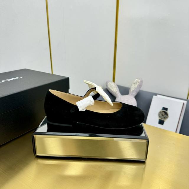 代购级别 CH香奶奶24A高级手工坊系列金币玛丽珍鞋芭蕾舞鞋金币复古 vintage设计～，干练又慵懒随性 妥妥的甜酷风！金属徽章元素显得十分精致，真的是被每一