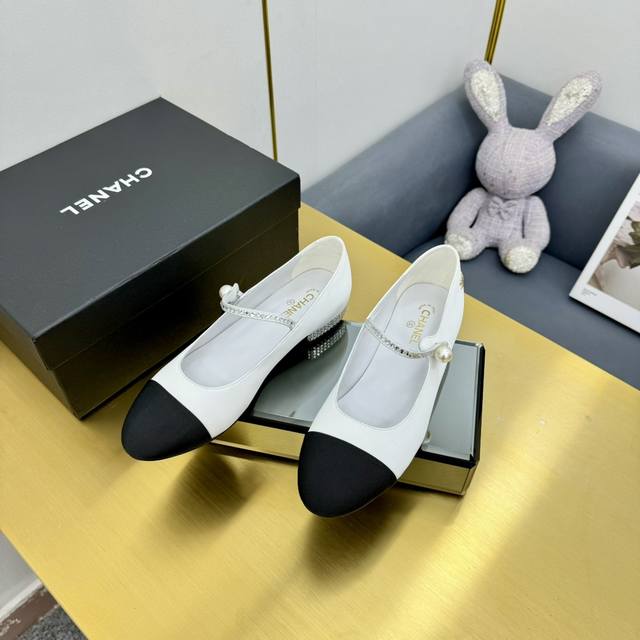 代购级别 CH香奶奶24A高级手工坊系列金币玛丽珍鞋芭蕾舞鞋金币复古 vintage设计～，干练又慵懒随性 妥妥的甜酷风！金属徽章元素显得十分精致，真的是被每一