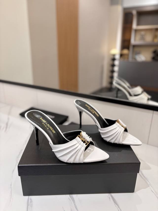 出厂价： YSL SAINT LAURENT* 夏季新品 金属头优雅大气高跟凉鞋 2025全新春夏系列后带方扣高跟凉鞋 ！ 尖头高跟拖鞋淡淡的夏日里怎么少得了一