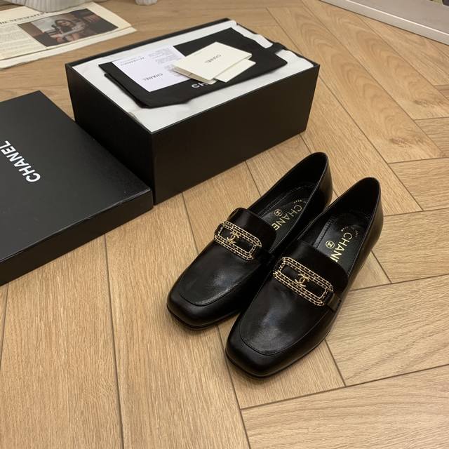 CHANEL｜小香2025新品链条字母扣方头粗跟乐福鞋相比经典款 这款乐福鞋更有特色！太爱这个字母设计了复古低调又很有质感 一下子从普通跳脱而出 非常有辨识度