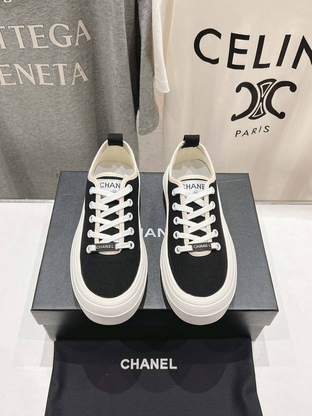–Chanel* 小香2025ss最新休闲鞋，目前超级流行的饼干鞋网红明星小红书狂追热推 发售蠢萌可爱的造型带了点复古味！ 造型特殊，很有辨识度， 显瘦显腿长，