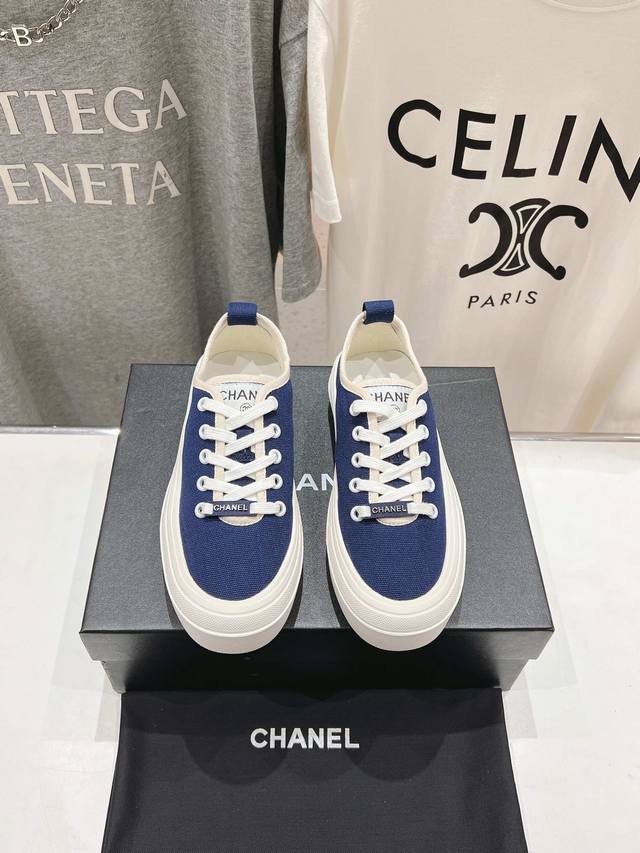 –Chanel* 小香2025ss最新休闲鞋，目前超级流行的饼干鞋网红明星小红书狂追热推 发售蠢萌可爱的造型带了点复古味！ 造型特殊，很有辨识度， 显瘦显腿长，