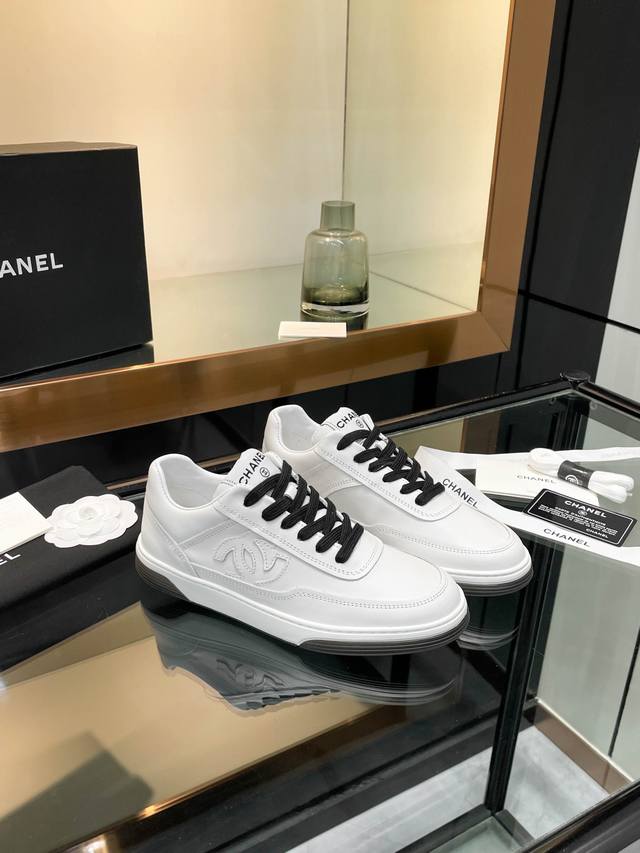 Chanel香奈儿24SF最新款 全皮 熊猫配色 小白鞋 休闲 运动鞋 滑板鞋原版购入开发 做货 小香 C家 专柜又一超级大爆款，网红博主小姐姐们的挚爱，社交平