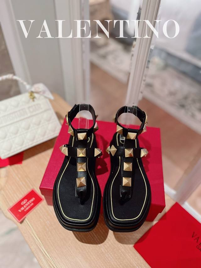 Valentino.华天伦奴专柜最新春款系列V家火铆爆钉金属元素厚底凉鞋. 上脚大气奢华艳丽. 细节完美. 精致耐看. 可任意配搭春夏秋美饰服丽. 面料:原版定