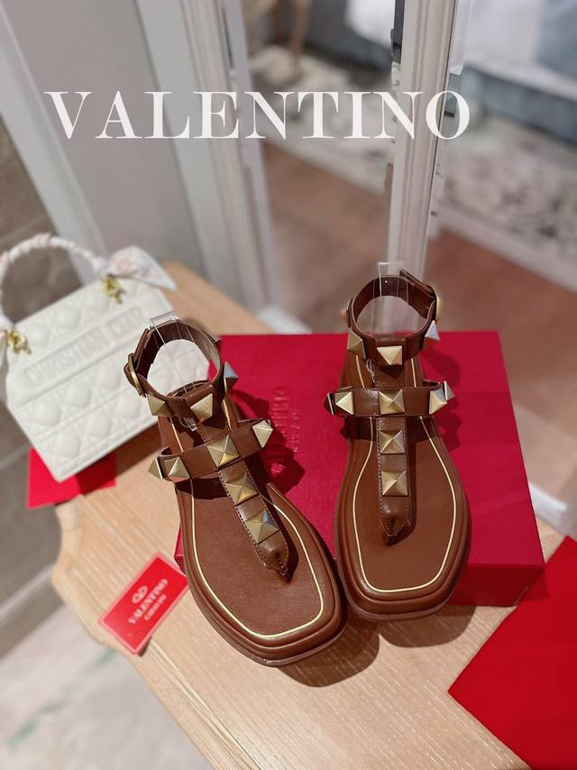 Valentino.华天伦奴专柜最新春款系列V家火铆爆钉金属元素厚底凉鞋. 上脚大气奢华艳丽. 细节完美. 精致耐看. 可任意配搭春夏秋美饰服丽. 面料:原版定