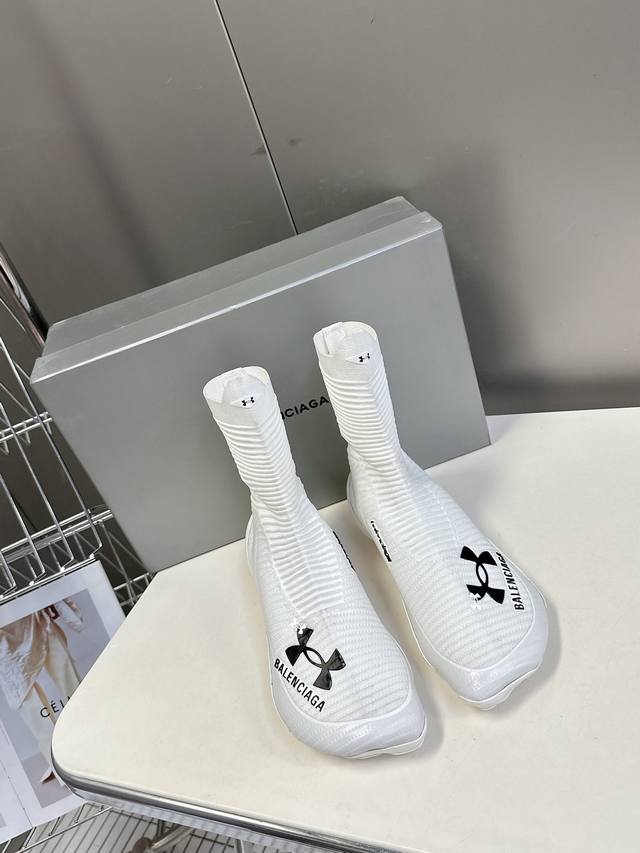 巴黎世家Balenciaga春夏秀款安德玛联名情侣款袜子鞋 专柜7930RMB购入开发 Balenciaga和Under Armour胶囊系列是一个高端奢侈品牌