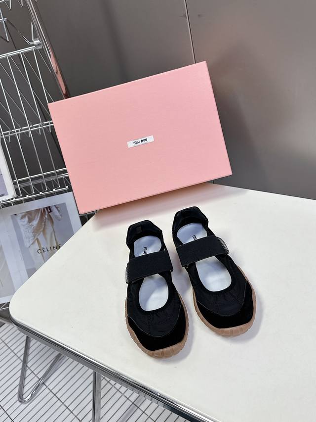 MiuMiu缪缪春夏秀款 饼干鞋 阿甘鞋休闲运动鞋专柜RMB8930购入开发 miumiu最新爆款 前卫大胆的设计，Miu Miu风格融于此款厚底帆布运动鞋的简