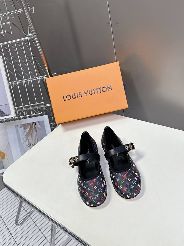 Louis Vuitton 路易威登春夏玛丽珍时装平底鞋 春夏秀场出镜率最高的一款单品 超多名模上脚 简约大方非常百搭 鞋面采用原版牛皮； 全皮包裸纯手工缝纫鞋