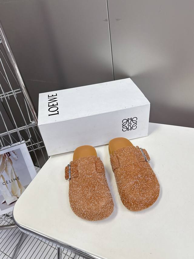 罗意威LOEWE最新英伦风潮酷系列专柜同步新品穆勒拖喜欢这种风格的小仙女必须要入手哦！鞋面采用进口呢绒面料，内里混种羊皮，原版独家私模大底 上脚非常舒适 大头的