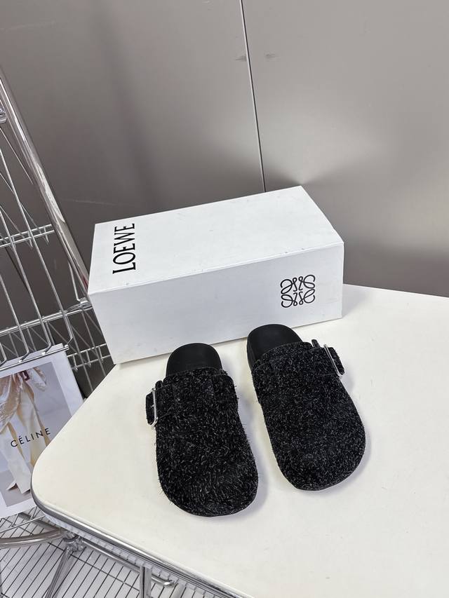 罗意威LOEWE最新英伦风潮酷系列专柜同步新品穆勒拖喜欢这种风格的小仙女必须要入手哦！鞋面采用进口呢绒面料，内里混种羊皮，原版独家私模大底 上脚非常舒适 大头的