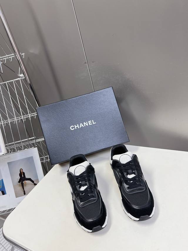 顶级货小香C家CHANEL经典情侣款运动鞋 YYDS的新款老爹鞋专柜真的是超级难买的一款鞋子，这款运动鞋配色真的是超级无敌美，并且巨显脚瘦，上脚无敌无敌舒服，逛