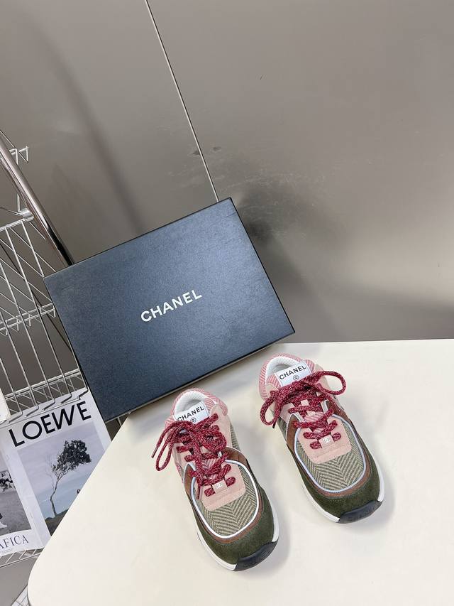 CHANEL经典运动鞋超级网红系！超多网红上脚，专柜超火香奈儿的世界一直是女生梦寐以求的，简约的隔板设计 超级演绎多重质感效果，最抢眼LOGO双C也是超爱了，上