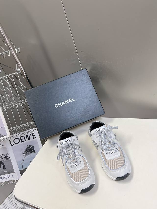 CHANEL经典运动鞋超级网红系！超多网红上脚，专柜超火香奈儿的世界一直是女生梦寐以求的，简约的隔板设计 超级演绎多重质感效果，最抢眼LOGO双C也是超爱了，上