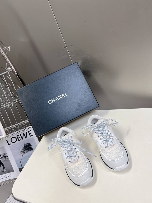 CHANEL经典运动鞋超级网红系！超多网红上脚，专柜超火香奈儿的世界一直是女生梦寐以求的，简约的隔板设计 超级演绎多重质感效果，最抢眼LOGO双C也是超爱了，上