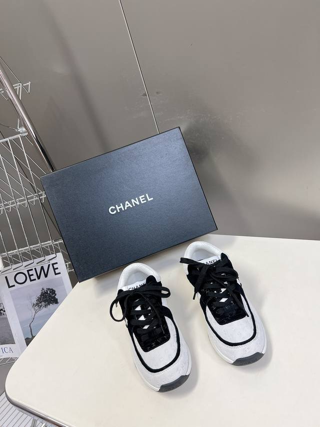 CHANEL经典运动鞋超级网红系！超多网红上脚，专柜超火香奈儿的世界一直是女生梦寐以求的，简约的隔板设计 超级演绎多重质感效果，最抢眼LOGO双C也是超爱了，上