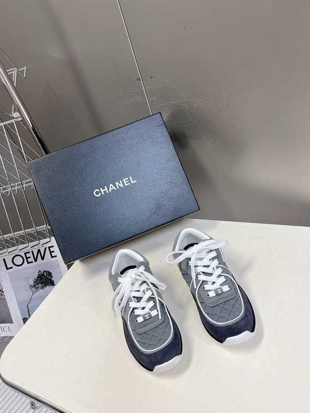 CHANEL经典运动鞋超级网红系！超多网红上脚，专柜超火香奈儿的世界一直是女生梦寐以求的，简约的隔板设计 超级演绎多重质感效果，最抢眼LOGO双C也是超爱了，上