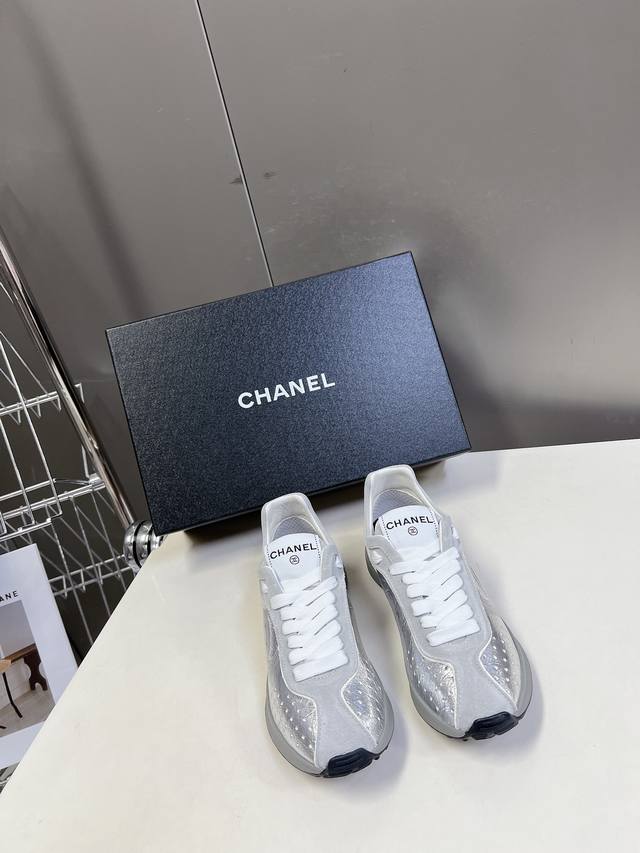 CHANEL香奈儿经典运动鞋超级网红系！超多网红上脚，专柜超火香奈儿的世界一直是女生梦寐以求的，简约的隔板设计 超级演绎多重质感效果，最抢眼LOGO双C也是超爱
