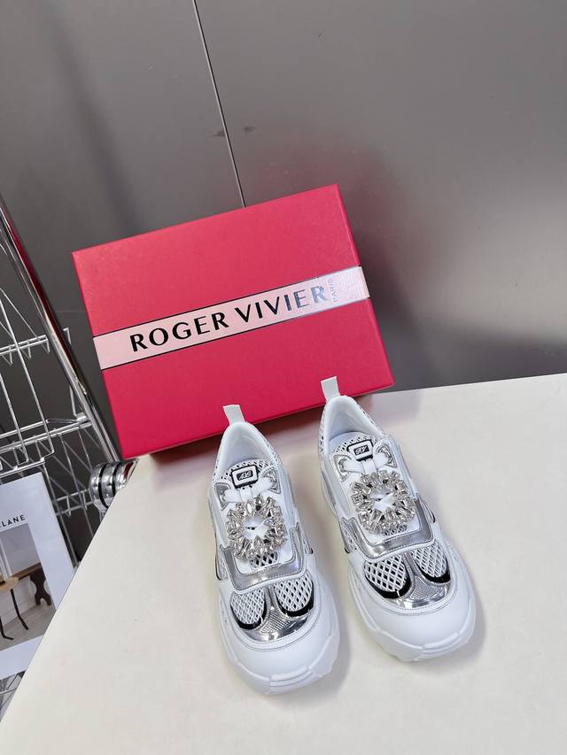 Roger Vivier春夏 RV厚底运动鞋 本款休闲鞋以皮革拼镜面织物和网眼面料制成前面点缀迷你闪钻饰扣和珐琅花朵舒适又不失活泼，尽显松弛感材质：牛皮革 合成