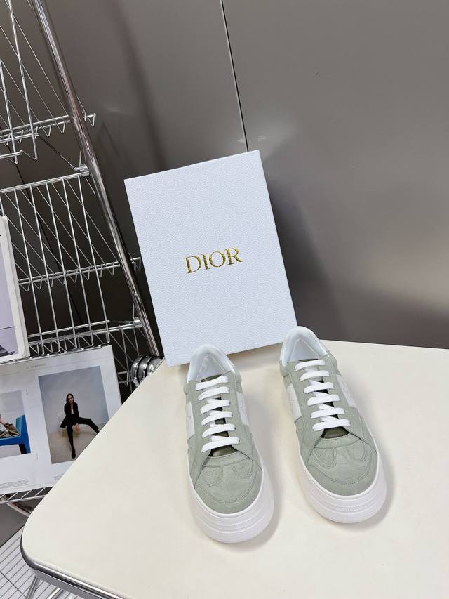 Dior迪奥新款松糕鞋厚底休闲鞋太古汇RMB8230购入开发 这款Dior Star运动鞋延续经久不衰的轮廓，采用牛皮革精心制作，所以上脚会特别的舒服哦饰以同色