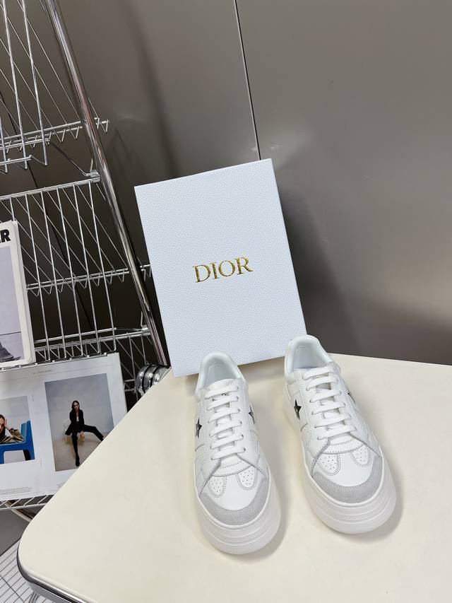 Dior迪奥新款松糕鞋厚底休闲鞋太古汇RMB8230购入开发 这款Dior Star运动鞋延续经久不衰的轮廓，采用牛皮革精心制作，所以上脚会特别的舒服哦饰以同色