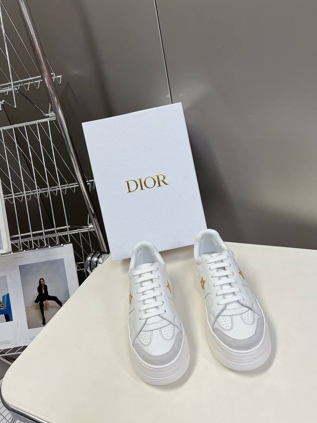 Dior迪奥新款松糕鞋厚底休闲鞋太古汇RMB8230购入开发 这款Dior Star运动鞋延续经久不衰的轮廓，采用牛皮革精心制作，所以上脚会特别的舒服哦饰以同色