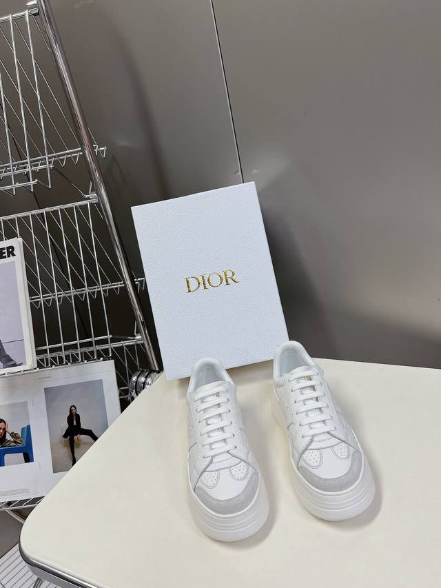 Dior迪奥新款松糕鞋厚底休闲鞋太古汇RMB8230购入开发 这款Dior Star运动鞋延续经久不衰的轮廓，采用牛皮革精心制作，所以上脚会特别的舒服哦饰以同色