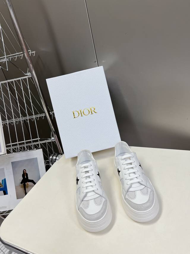 Dior迪奥新款松糕鞋厚底休闲鞋太古汇RMB8230购入开发 这款Dior Star运动鞋延续经久不衰的轮廓，采用牛皮革精心制作，所以上脚会特别的舒服哦饰以同色
