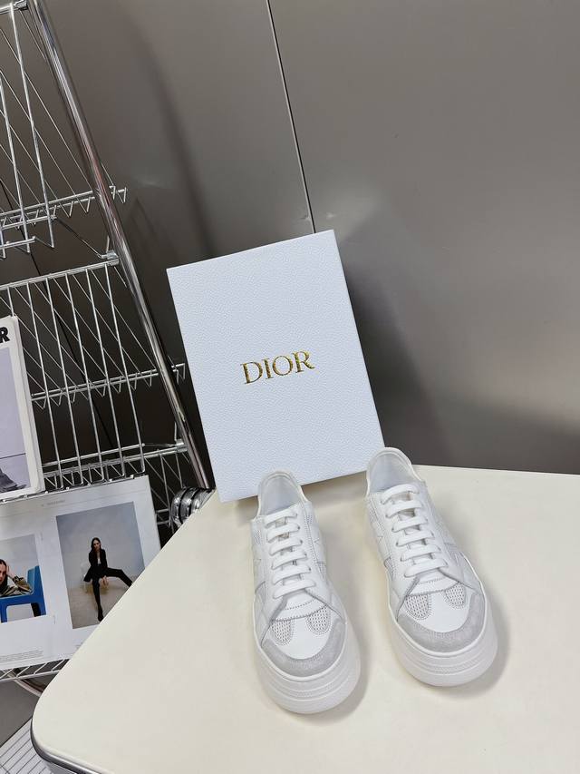 Dior迪奥新款松糕鞋厚底休闲鞋太古汇RMB8230购入开发 这款Dior Star运动鞋延续经久不衰的轮廓，采用牛皮革精心制作，所以上脚会特别的舒服哦饰以同色