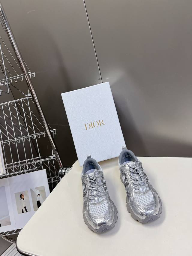 Dior迪奥Chrono系列运动鞋太古汇RMB9130购入开发 这款Dior chrono运动鞋延续经久不衰的轮廓，采用网纱精心制作，所以上脚会特别的舒服哦饰以