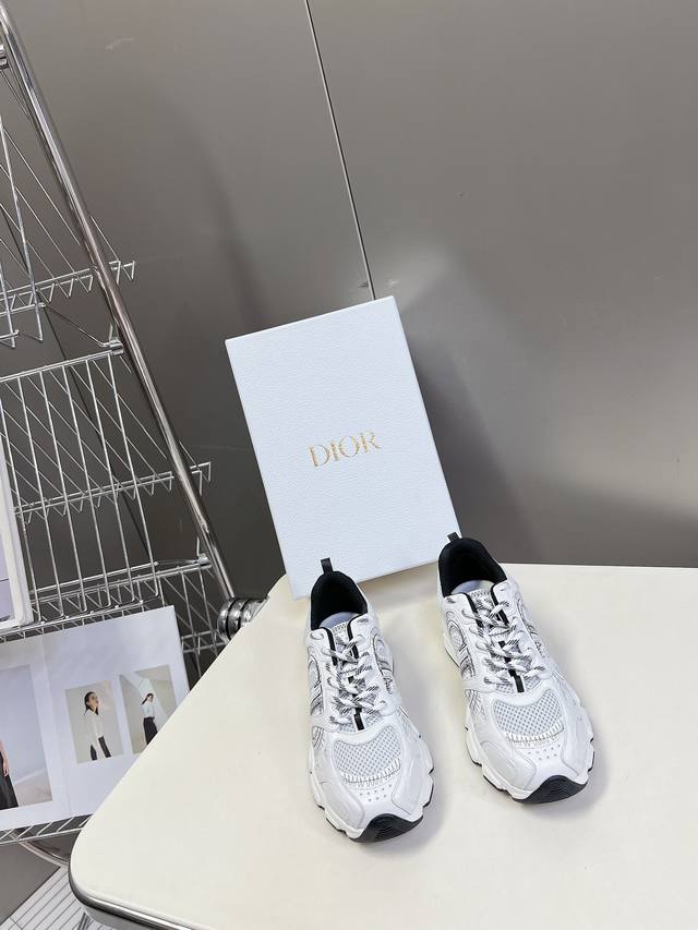 Dior迪奥Chrono系列运动鞋太古汇RMB9130购入开发 这款Dior chrono运动鞋延续经久不衰的轮廓，采用网纱精心制作，所以上脚会特别的舒服哦饰以