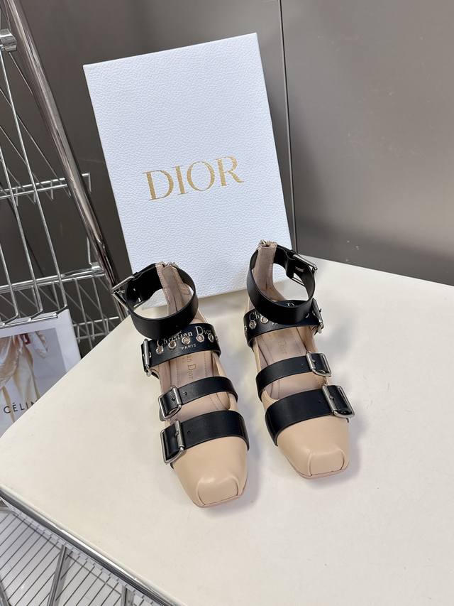 Dior 迪奥春夏新款玛丽珍乐福鞋 一眼就想要玛丽珍单鞋简单大方‘低调奢华！配上醒目的Chanristian Dior标志扣非常高级穿着舒适好看 而且好搭配春夏