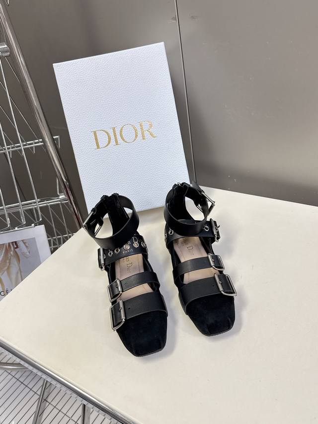 Dior 迪奥春夏新款玛丽珍乐福鞋 一眼就想要玛丽珍单鞋简单大方‘低调奢华！配上醒目的Chanristian Dior标志扣非常高级穿着舒适好看 而且好搭配春夏