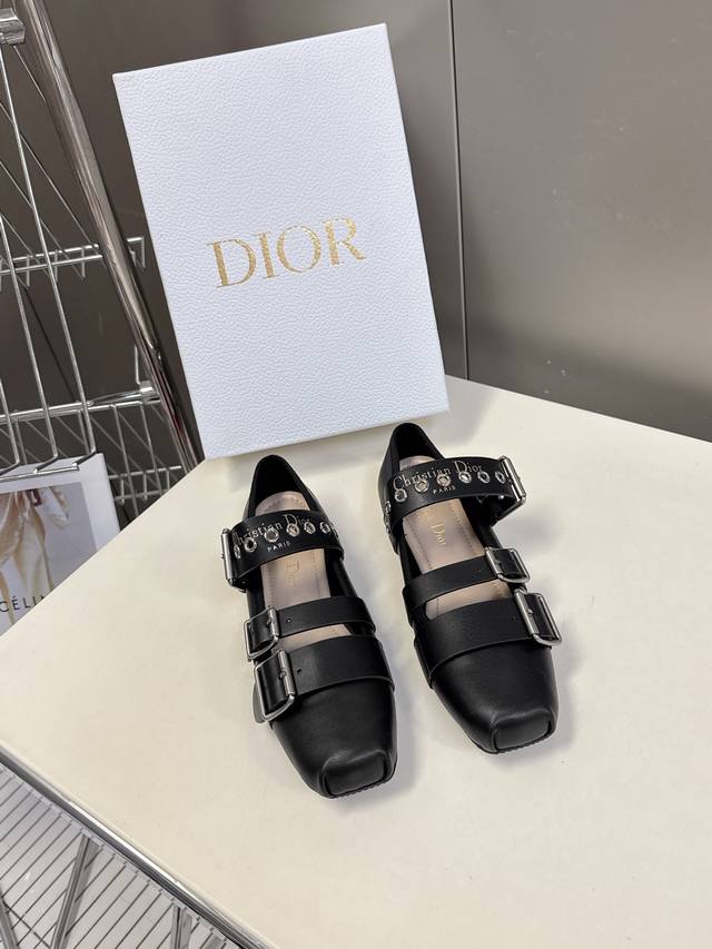 Dior 迪奥春夏新款玛丽珍乐福鞋 一眼就想要玛丽珍单鞋简单大方‘低调奢华！配上醒目的Chanristian Dior标志扣非常高级穿着舒适好看 而且好搭配春夏