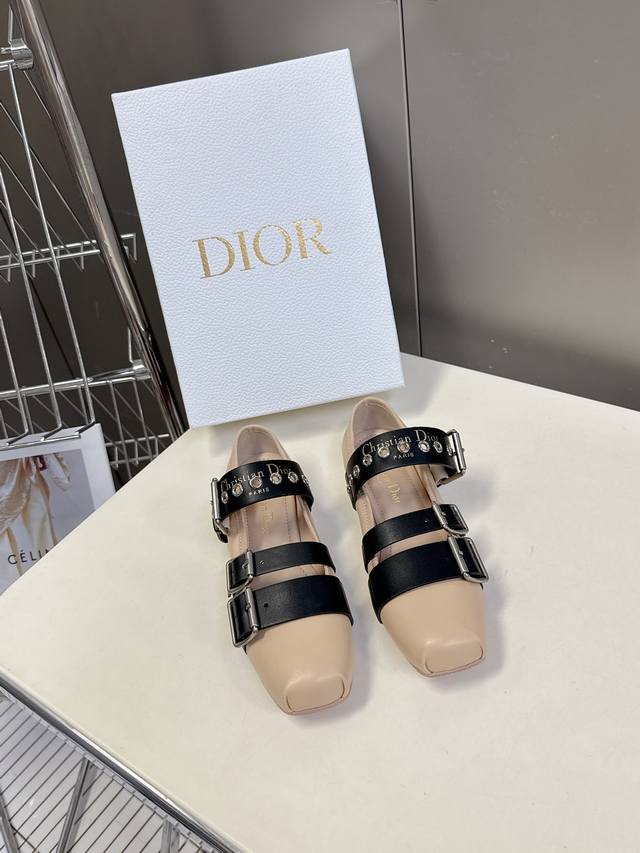 Dior 迪奥春夏新款玛丽珍乐福鞋 一眼就想要玛丽珍单鞋简单大方‘低调奢华！配上醒目的Chanristian Dior标志扣非常高级穿着舒适好看 而且好搭配春夏