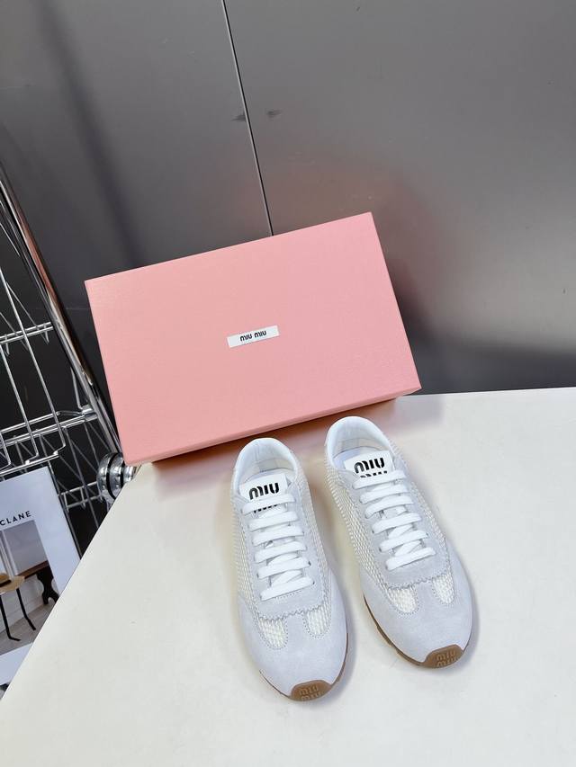 miumiu缪缪春夏最新走秀款 休闲脏脏鞋 运动小白鞋 国内外博主刷爆的一款，小红书种草系列，复古又时髦上脚美炸了 简约的运动板鞋设计，极具辨识度的鞋舌，打造佛