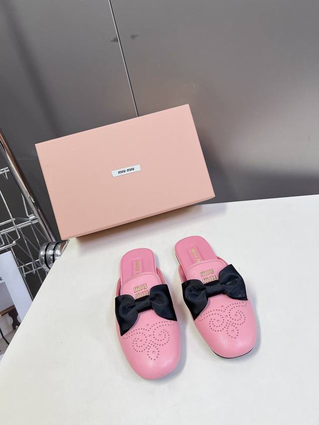 Miu Miu 缪缪 25ss 春夏季新款 芭蕾舞蝴蝶鞋 缪家以芭蕾的灵动意韵融于日常. 以现代笔触刻画舞鞋经典轮廓！超软的绵羊皮质款芭蕾舞鞋. 从经典日式鞋履