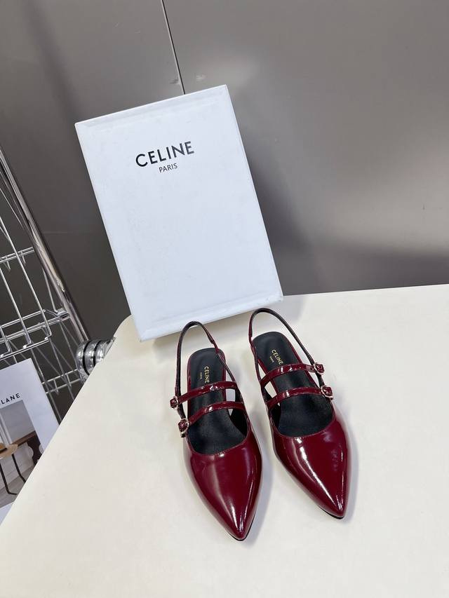 CELINE思琳春夏时装鞋 超级超级无敌火爆的一个款这款我们家每个版面的五金扣都要开模1:1定制！大小质感与原版完全一致鞋面材质采用进口开边珠小牛皮制作而成，纯
