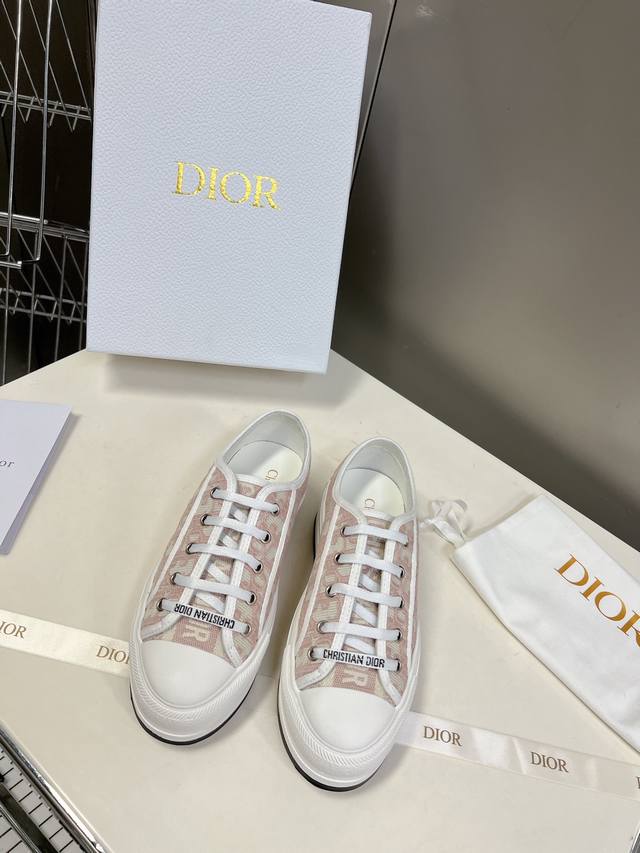 Dior迪奥春夏最新走秀款休闲厚底布鞋 专柜一鞋难求 金智秀同款超多网红明星种草 上脚炒鸡百搭、太古汇正品购入开发 高端定制鞋面材料、3D电绣纹立体布面，牛皮内