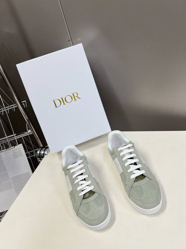 Christian Dior迪奥休闲鞋、众多明星网红示范的超级百搭款款式搭配品牌Logo CD彰显大气简约感。原板开模打造，各方面细节欢迎鉴定对比鞋面原版进口牛