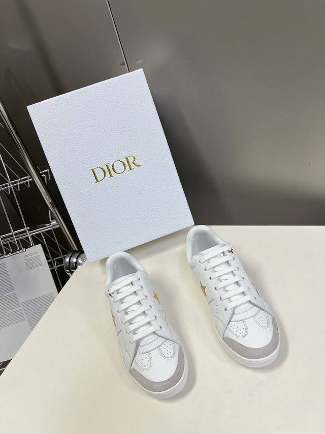 Christian Dior迪奥休闲鞋、众多明星网红示范的超级百搭款款式搭配品牌Logo CD彰显大气简约感。原板开模打造，各方面细节欢迎鉴定对比鞋面原版进口牛