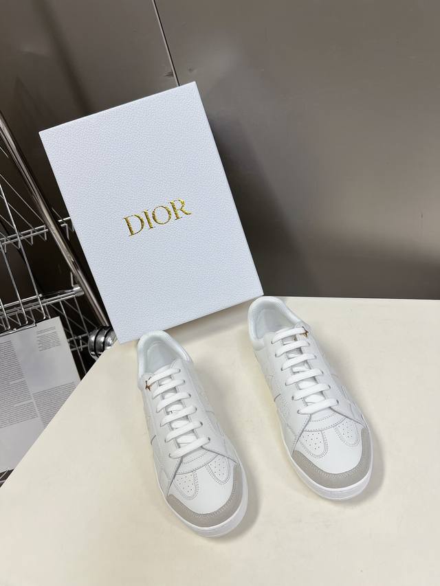 Christian Dior迪奥休闲鞋、众多明星网红示范的超级百搭款款式搭配品牌Logo CD彰显大气简约感。原板开模打造，各方面细节欢迎鉴定对比鞋面原版进口牛