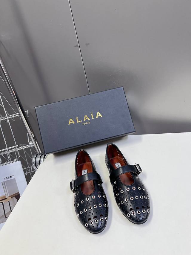 Alaia阿莱娅春夏秀款芭蕾舞 超多网红名媛在穿 搭配上不同款式，不同风格都能轻松驾驭，无论牛仔裤，西装裤，还是百褶裙，都能将你的穿搭提升到时尚，优雅和卓越之中