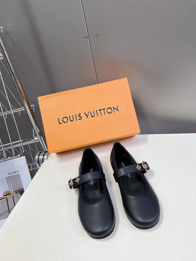 Louis Vuitton 路易威登春夏玛丽珍时装平底鞋 春夏秀场出镜率最高的一款单品 超多名模上脚 简约大方非常百搭 鞋面采用原版牛皮； 全皮包裸纯手工缝纫鞋