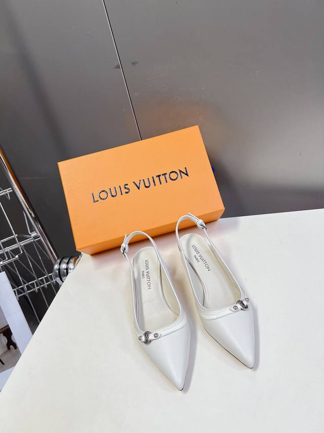 Louis Vuitton 路易威登春夏玛丽珍猫跟时装尖头鞋 春夏秀场出镜率最高的一款单品 超多名模上脚 简约大方非常百搭 鞋面采用原版牛皮； 全皮包裸纯手工缝