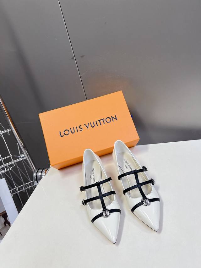Louis Vuitton 路易威登春夏玛丽珍猫跟时装尖头鞋 春夏秀场出镜率最高的一款单品 超多名模上脚 简约大方非常百搭 鞋面采用原版牛皮； 全皮包裸纯手工缝