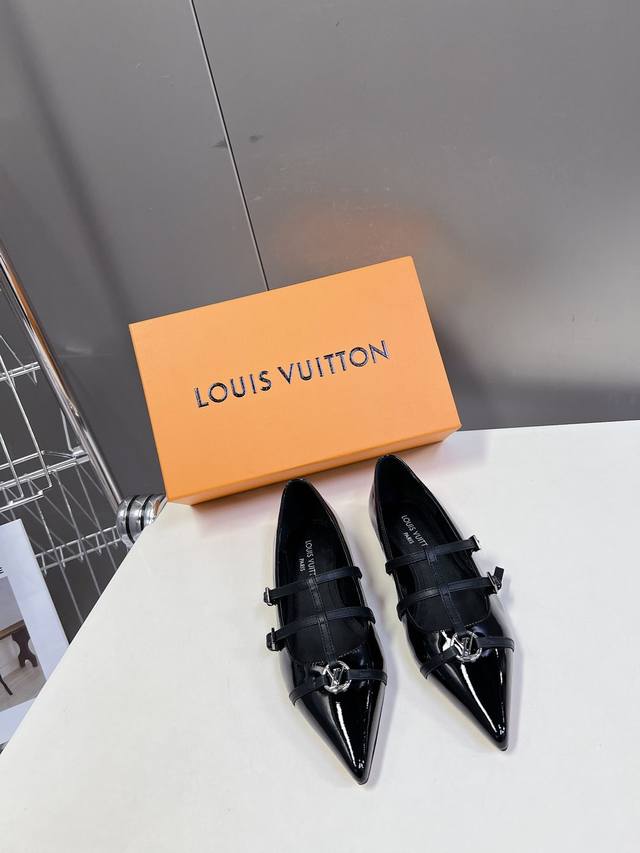 Louis Vuitton 路易威登春夏玛丽珍时装尖头鞋 春夏秀场出镜率最高的一款单品 超多名模上脚 简约大方非常百搭 鞋面采用原版牛皮； 全皮包裸纯手工缝纫鞋
