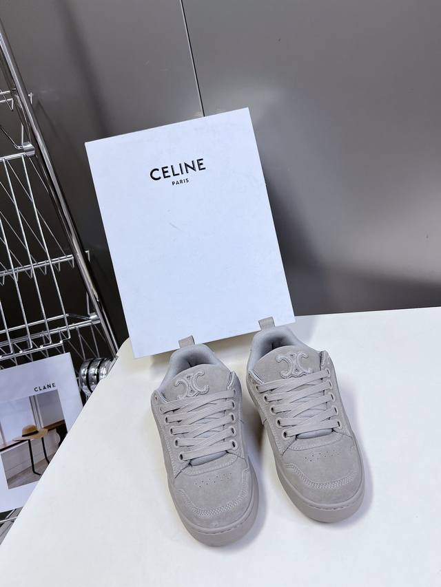 男装10 CELINE思琳最新春夏走秀款情侣面包鞋 这一季运动休闲鞋无论从楦型的轮廓隔板的拼接都让人耳目一新、前后品牌LOGO相呼应、大底边位明显Celine字